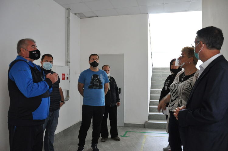 Пускат басейна в Езиковата гимназия