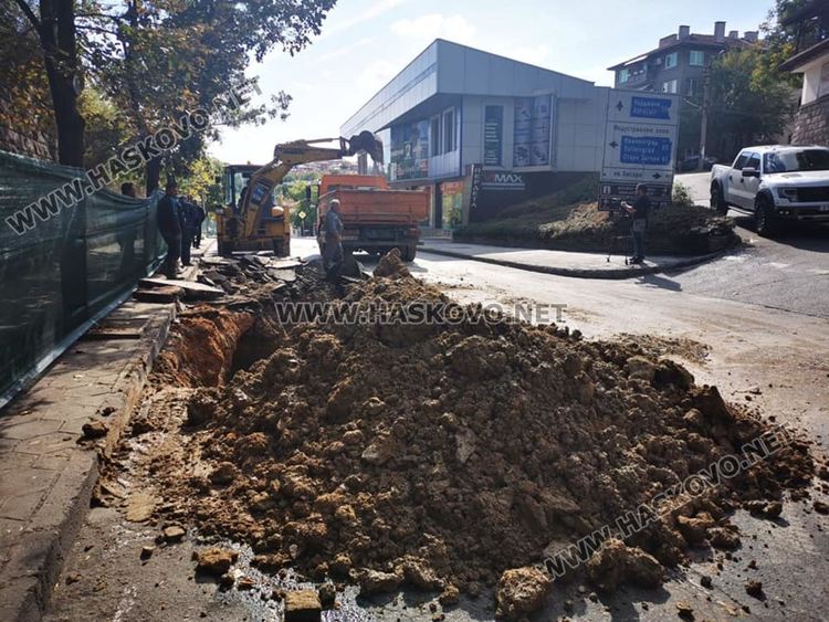 Започнаха изкопните работи за подмяна на водопровода на Кърджалийска