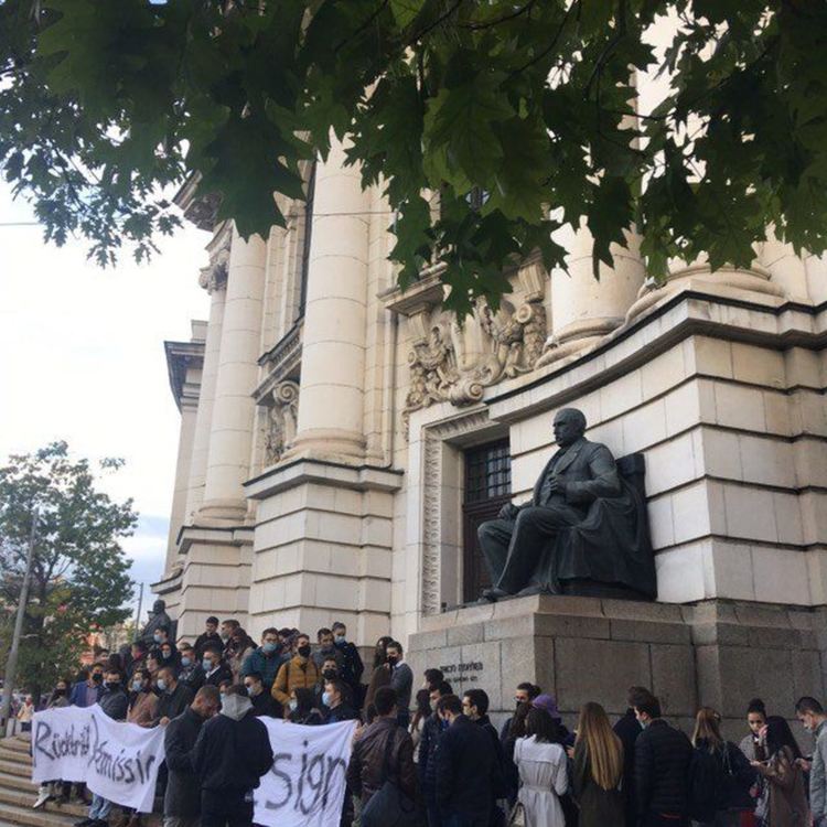 Студенти на протест пред Софийски университет искат оставка на правителството и главния прокурор