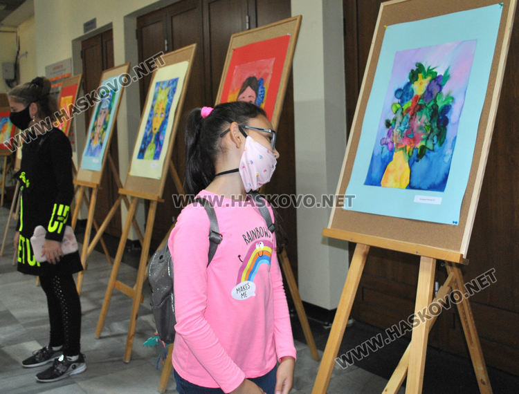 Млади художници от „Дъга“ показаха „Пъстри мигове“, предстои пленер в „Кенана“