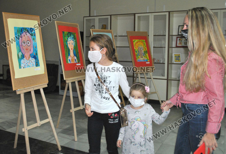 Млади художници от „Дъга“ показаха „Пъстри мигове“, предстои пленер в „Кенана“