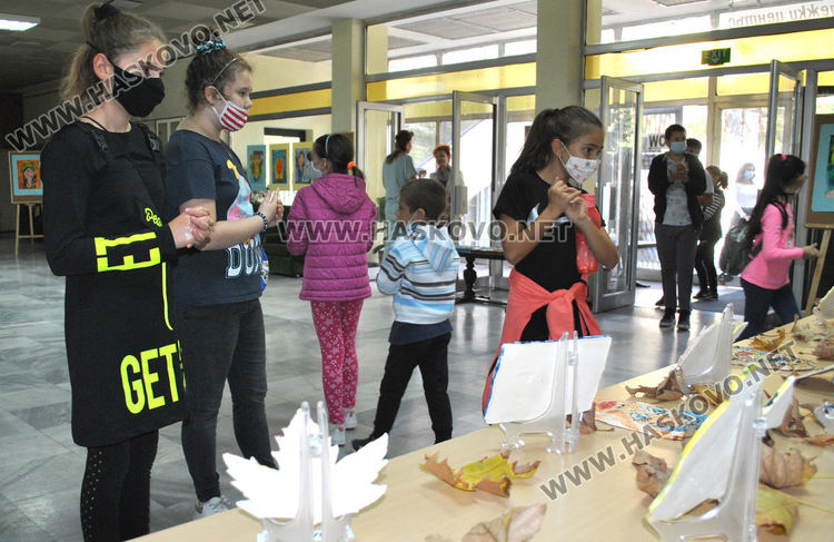 Млади художници от „Дъга“ показаха „Пъстри мигове“, предстои пленер в „Кенана“