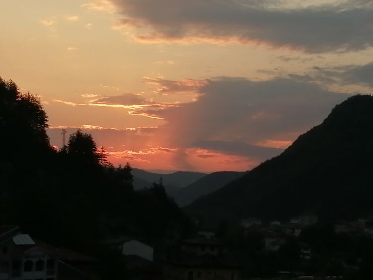 Все още топло, но започва заоблачаване и отново ни чака дъжд