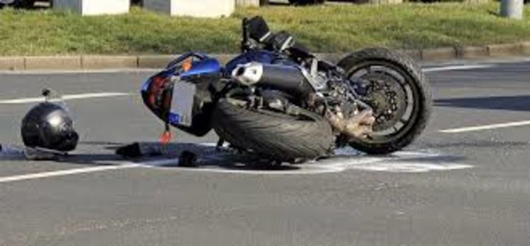 Мотоциклетист пострада при удар в мантинела