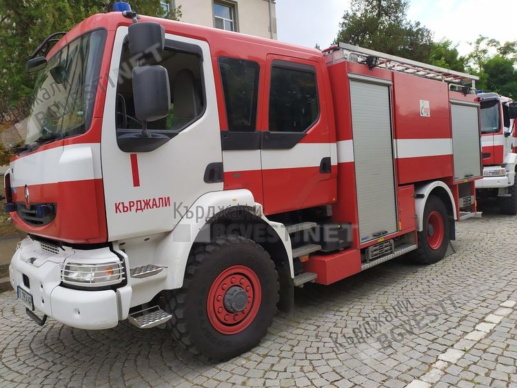 Пожарникари отстраниха опасни ламарини в центъра на Кърджали