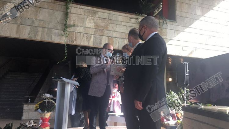 Удостоиха с награди лекарките-инфекционистки от смолянската болница. Те са бойците, които не само лекуват, но и запазиха отделението от инфекцията