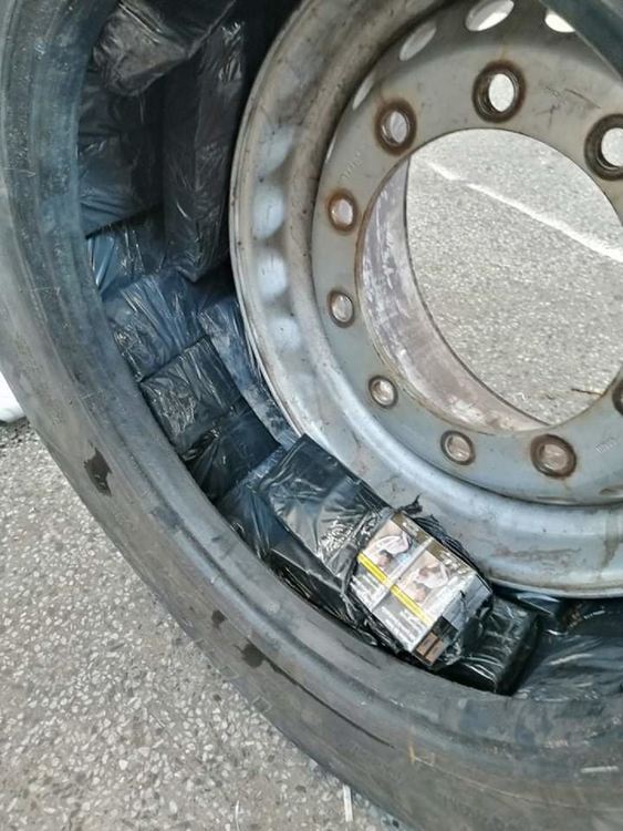 Откриха 32 800 контрабандни цигари в тайници на камиони на границата