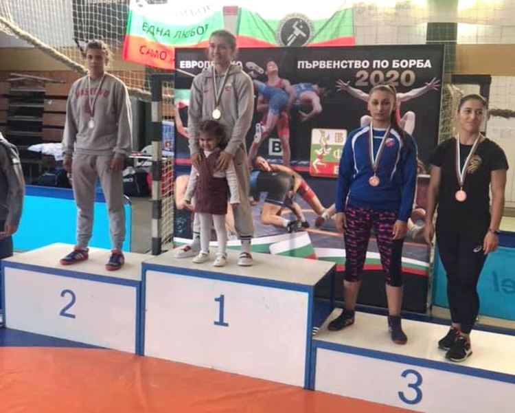 Весела Бръмчева и Димитринка Георгиева с медали от държавното по борба