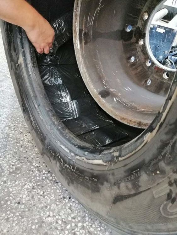 Откриха 32 800 контрабандни цигари в тайници на камиони на границата