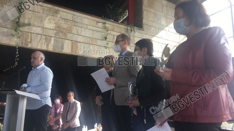 Удостоиха с награди лекарките-инфекционистки от смолянската болница. Те са бойците, които не само лекуват, но и запазиха отделението от инфекцията