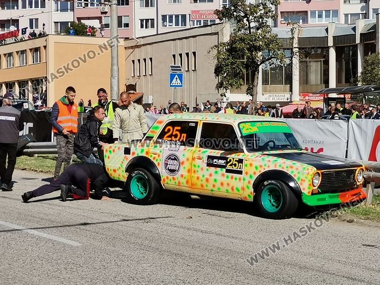 Официален старт на рали шампионата в Хасково, пилот се заби в мантинела