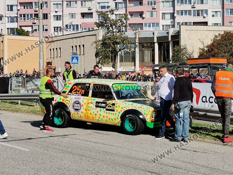 Официален старт на рали шампионата в Хасково, пилот се заби в мантинела
