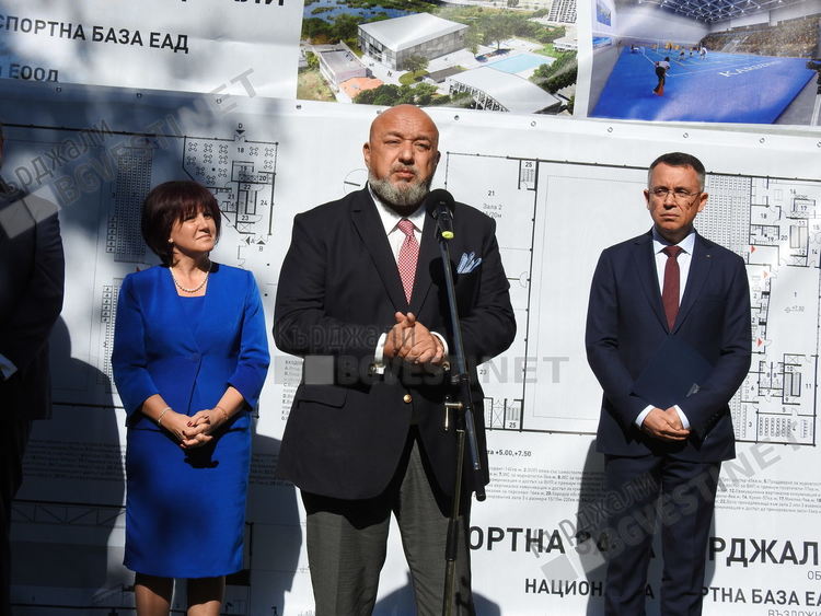 Министър Красен Кралев направи първа копка на нова спортна зала в Кърджали за 4 млн.лв