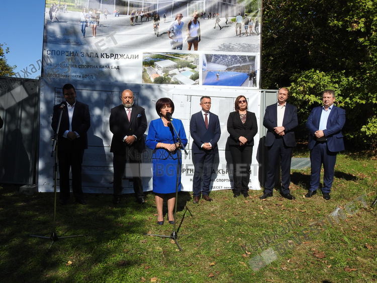 Министър Красен Кралев направи първа копка на нова спортна зала в Кърджали за 4 млн.лв