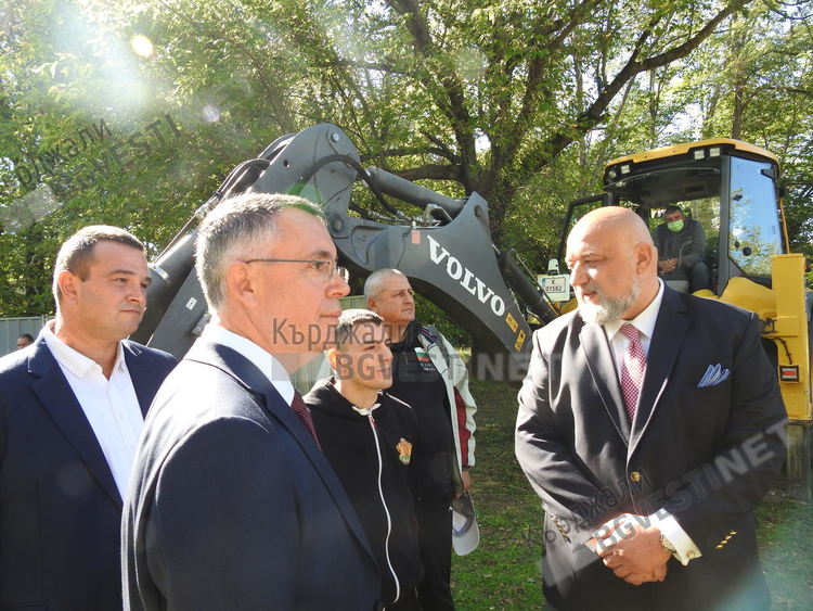 Министър Красен Кралев направи първа копка на нова спортна зала в Кърджали за 4 млн.лв