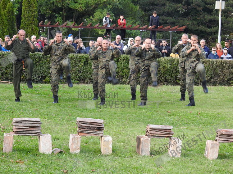 Българската армия направи подарък за Деня на Кърджали,представи шоу с техника и бойни умения/снимки/
