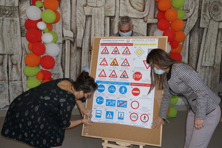 ОУ „Шандор Петьофи“ и ФСГ получиха информационни табла за пътна безопасност