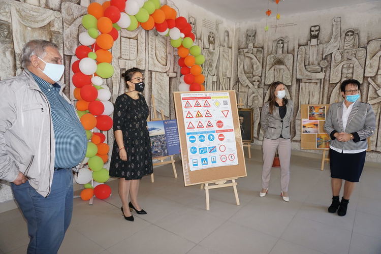 ОУ „Шандор Петьофи“ и ФСГ получиха информационни табла за пътна безопасност