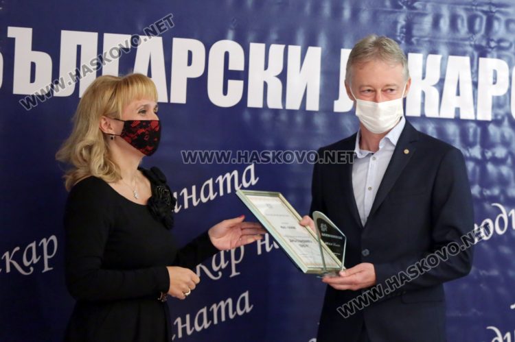 Българският лекарски съюз връчи традиционните си награди "Лекар на годината" в Националния исторически музей. Омбудсманът Диана Ковачева връчи колективна награда в специалната категория "Борба с пандемията - Covid-19" на МБАЛ-Хасково.