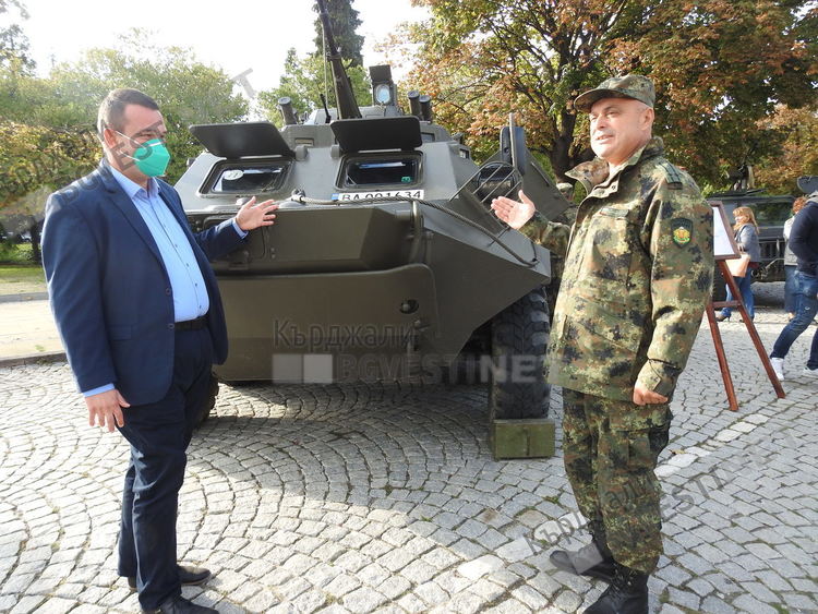 Българската армия направи подарък за Деня на Кърджали,представи шоу с техника и бойни умения/снимки/