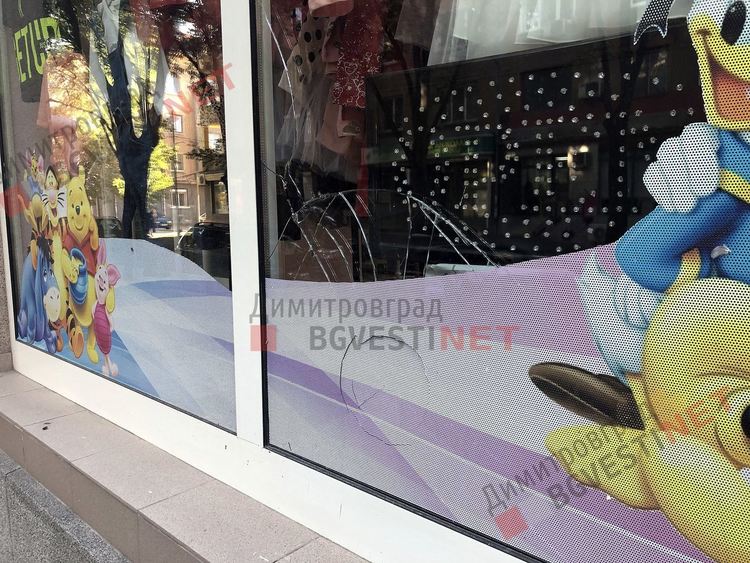Вандали трошат витрина на магазин в Димитровград
