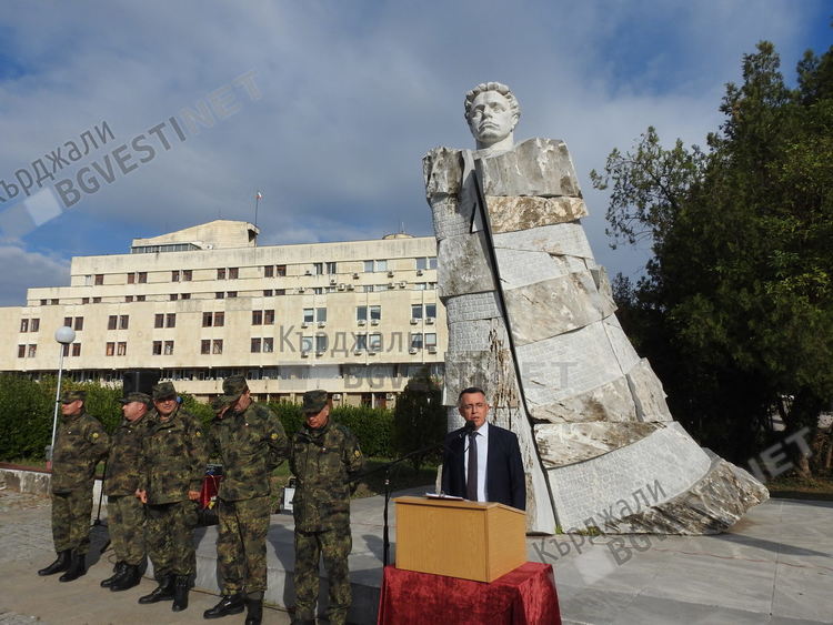 Българската армия направи подарък за Деня на Кърджали,представи шоу с техника и бойни умения/снимки/