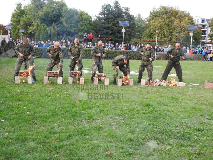 Българската армия направи подарък за Деня на Кърджали,представи шоу с техника и бойни умения/снимки/