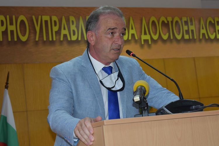 Кметът на Асеновград си направи PCR тест в новата лаборатория към МБАЛ - Асеновград