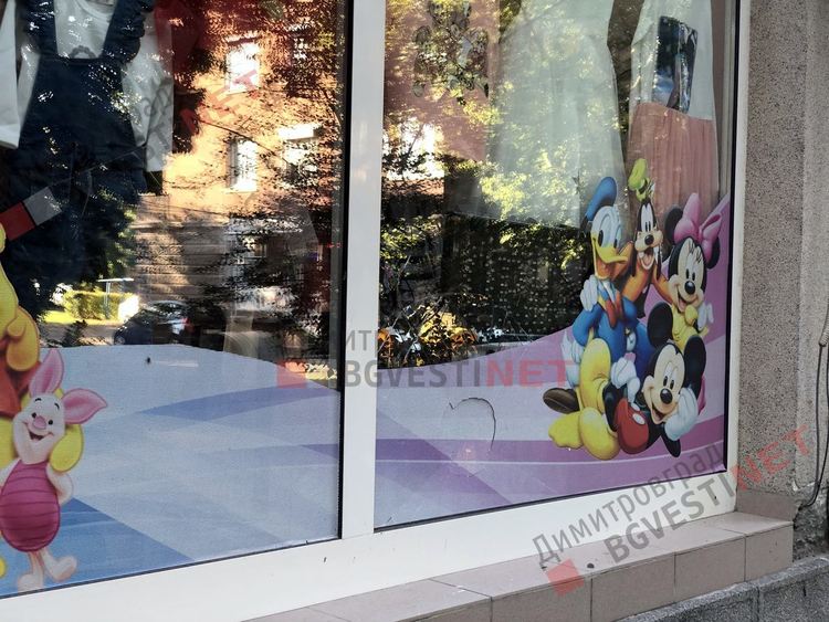 Вандали трошат витрина на магазин в Димитровград
