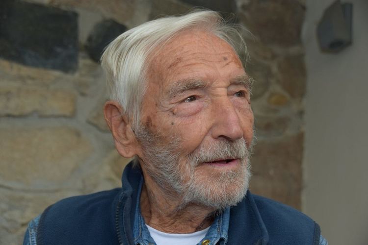 Столетникът дядо Петър всяка нощ слуша хубава музика в памет на своята голяма любов