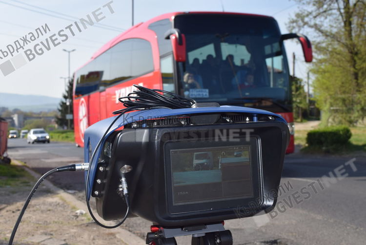 Една десета от проверените автобуси и камиони в областта са се движили с превишена скорост