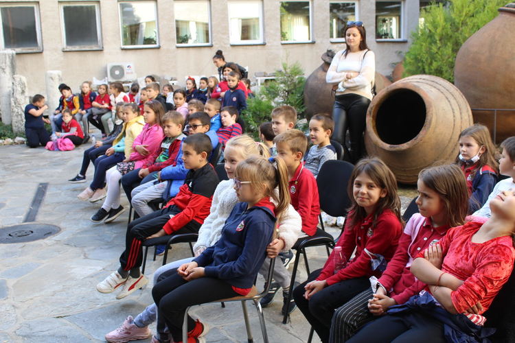 Народният оркестър покани на урок по родолюбие хасковски ученици