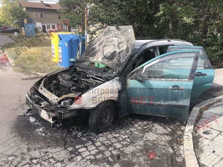 Две жени се спасиха от горящ автомобил с газова уредба на димитровградска улица