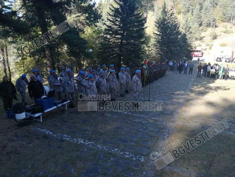 Панихида за загиналите в боевете на връх Средногорец отслужи архимандрит Висарион
