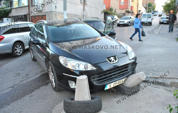 Пежо и Опел катастрофираха в Хасково, разбиха бетонен конус