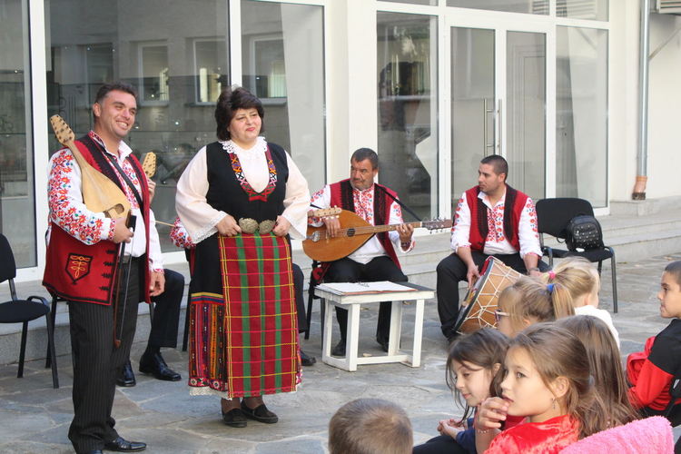 Народният оркестър покани на урок по родолюбие хасковски ученици