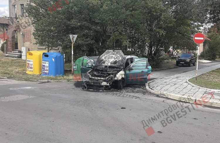 Две жени се спасиха от горящ автомобил с газова уредба на димитровградска улица