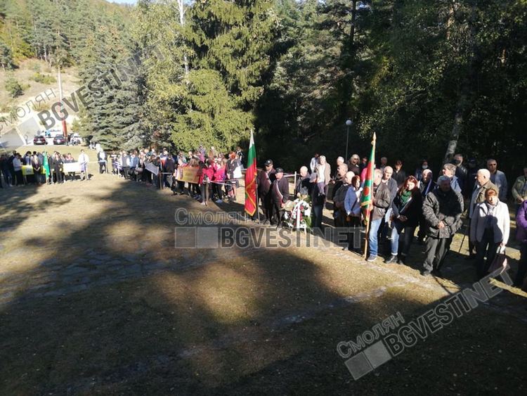 Панихида за загиналите в боевете на връх Средногорец отслужи архимандрит Висарион