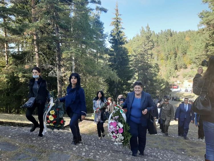 Панихида за загиналите в боевете на връх Средногорец отслужи архимандрит Висарион