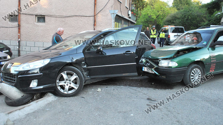 Пежо и Опел катастрофираха в Хасково, разбиха бетонен конус