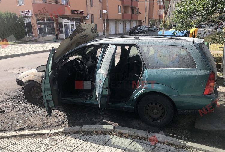 Две жени се спасиха от горящ автомобил с газова уредба на димитровградска улица