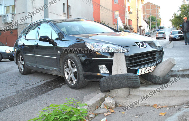 Пежо и Опел катастрофираха в Хасково, разбиха бетонен конус