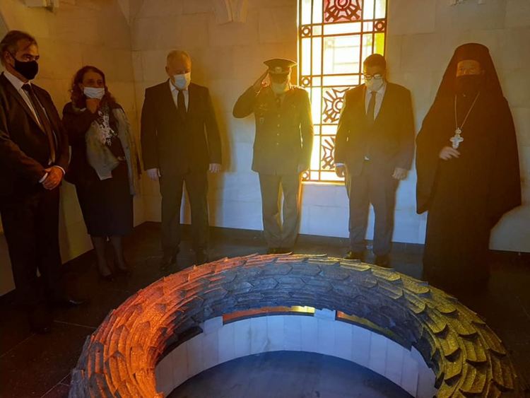 Панихида за загиналите в боевете на връх Средногорец отслужи архимандрит Висарион