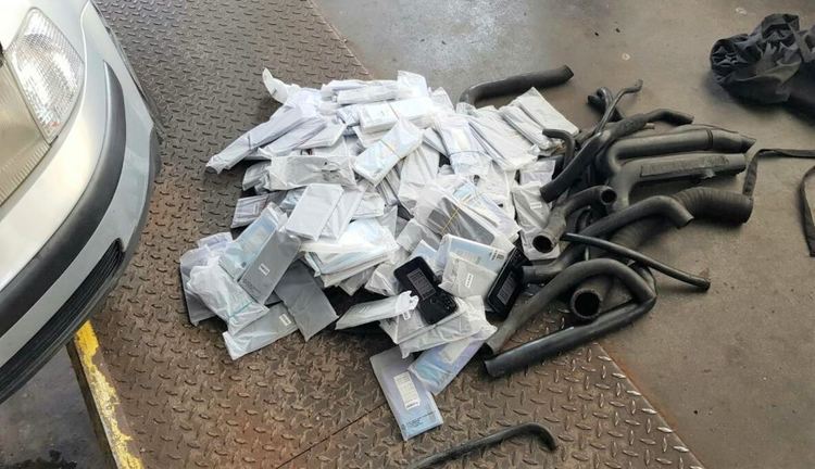 Откриха контрабандни мобилни телефони в двигател на кола