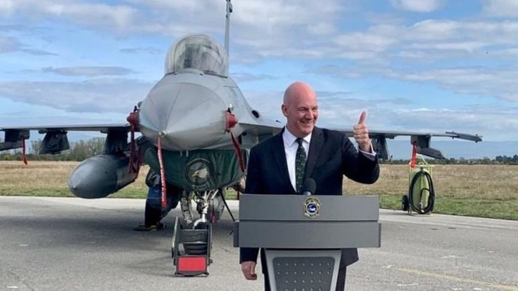  Сн.: Посолство на САЩ