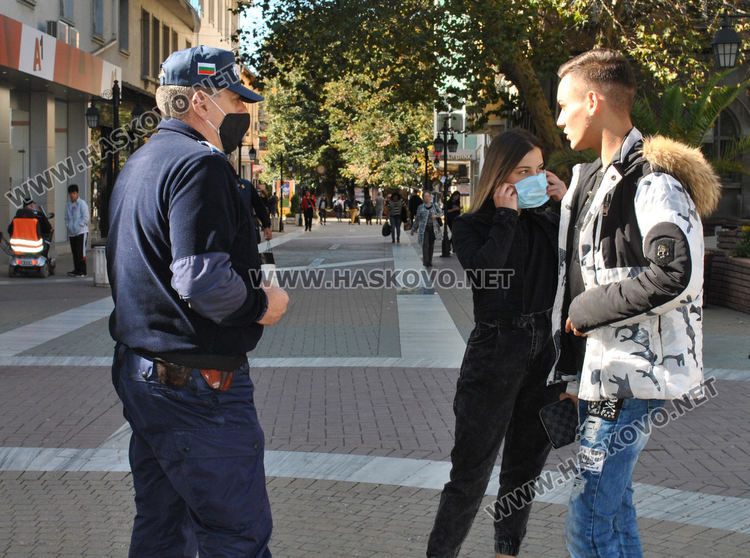 Проверяват за носене на маски в центъра на Хасково