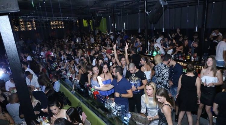 "На улицата с маска, в бара без"