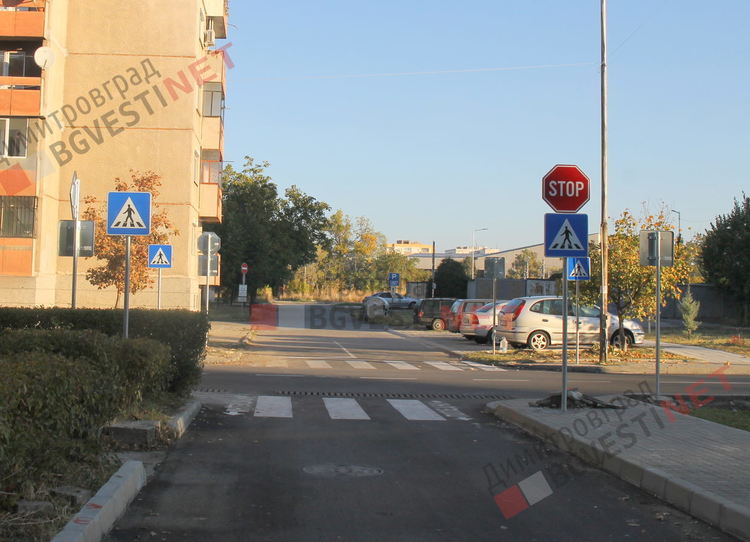 Колко пътни знака са нужни на една улица в Димитровград и защо са по средата на тротоарите, се чудят граждани