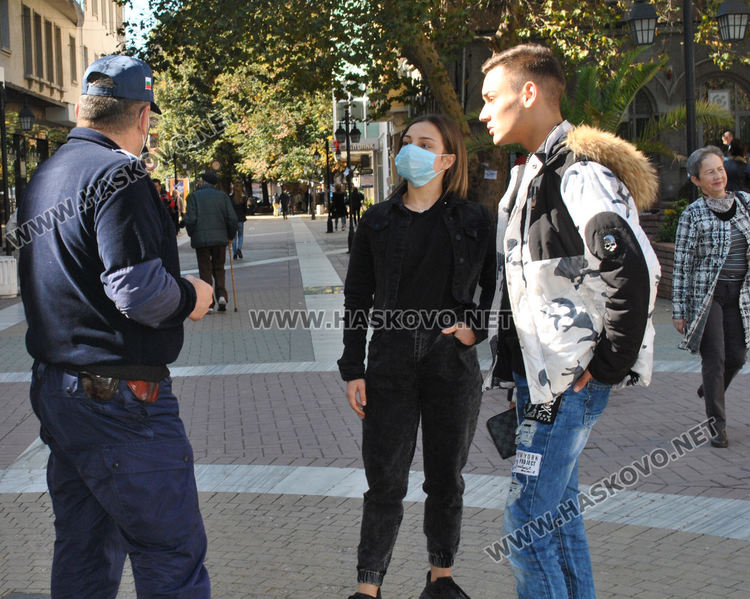 Проверяват за носене на маски в центъра на Хасково