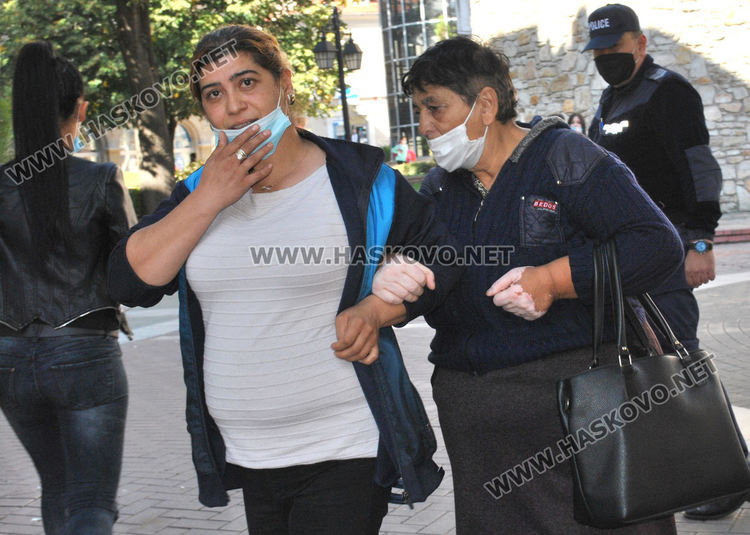 Проверяват за носене на маски в центъра на Хасково